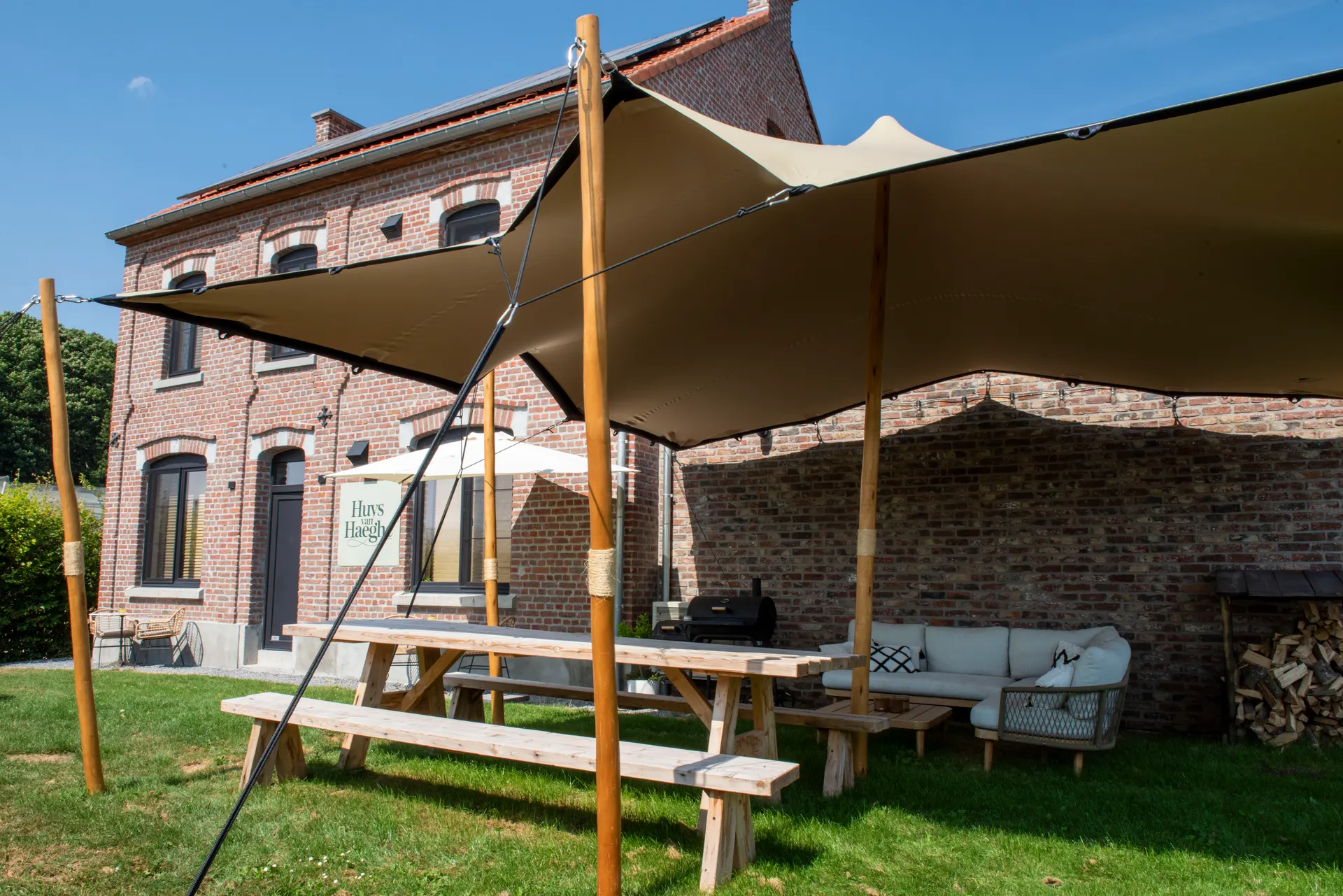 Het volledige gebouw van Huys van Haeghe met tuin en terras