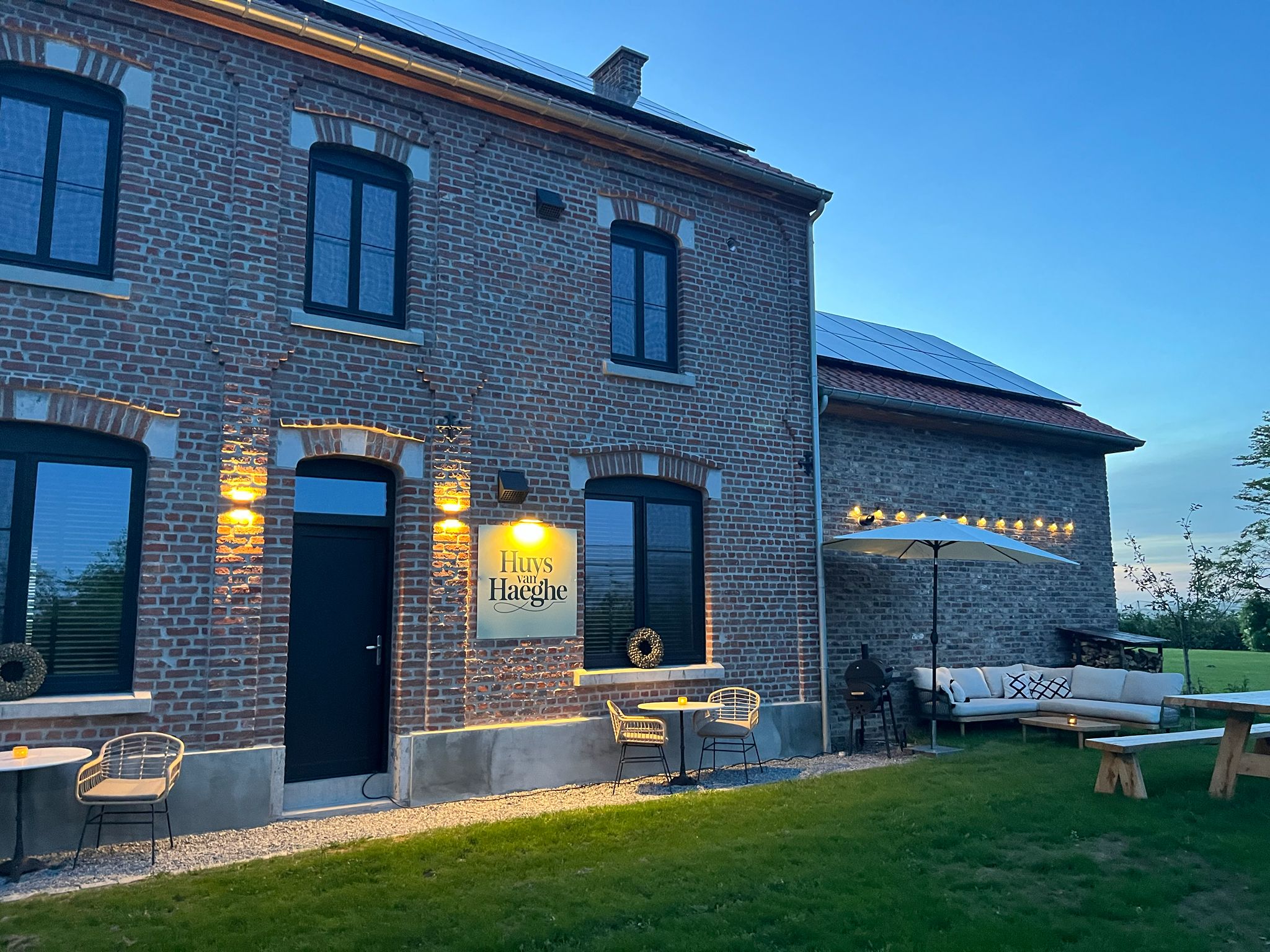 Het volledige gebouw van Huys van Haeghe met tuin en terras